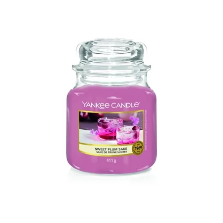 Aromatická svíčka Classic střední Sweet Plum Sake Yankee Candle - 411 g